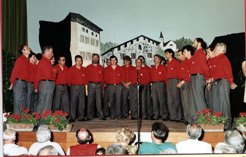 1983.jpg - 1983: rassegna con il coro "sette larici"